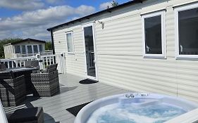 Luxury Caravan 3 Bedroom 8 Berth With Hot-Tub 2 Nights Minimum Booking Please, Parties 6 And Above A Bond Is Required